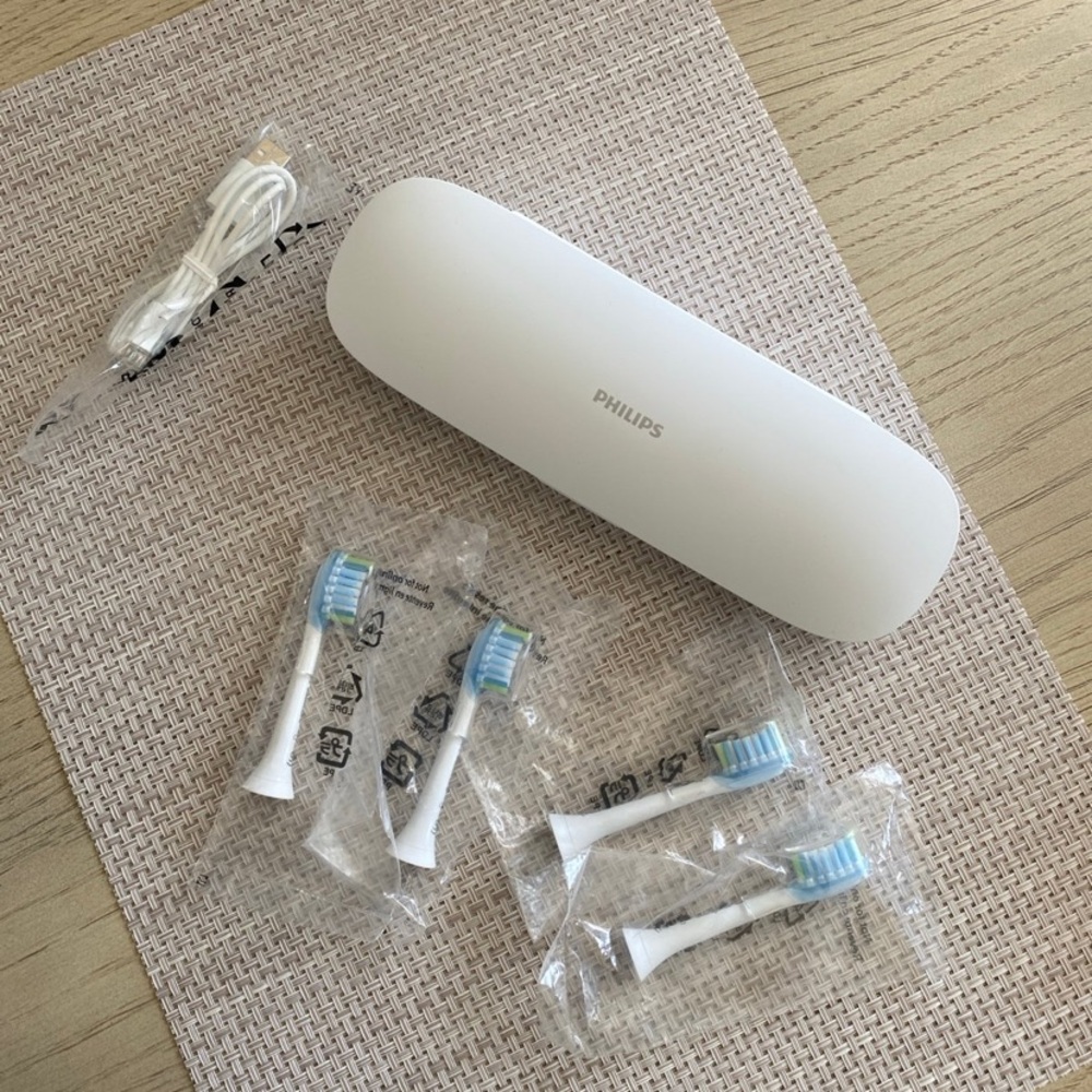 NEW- “Philips” Sonicare charging travel case w 4 brush heads